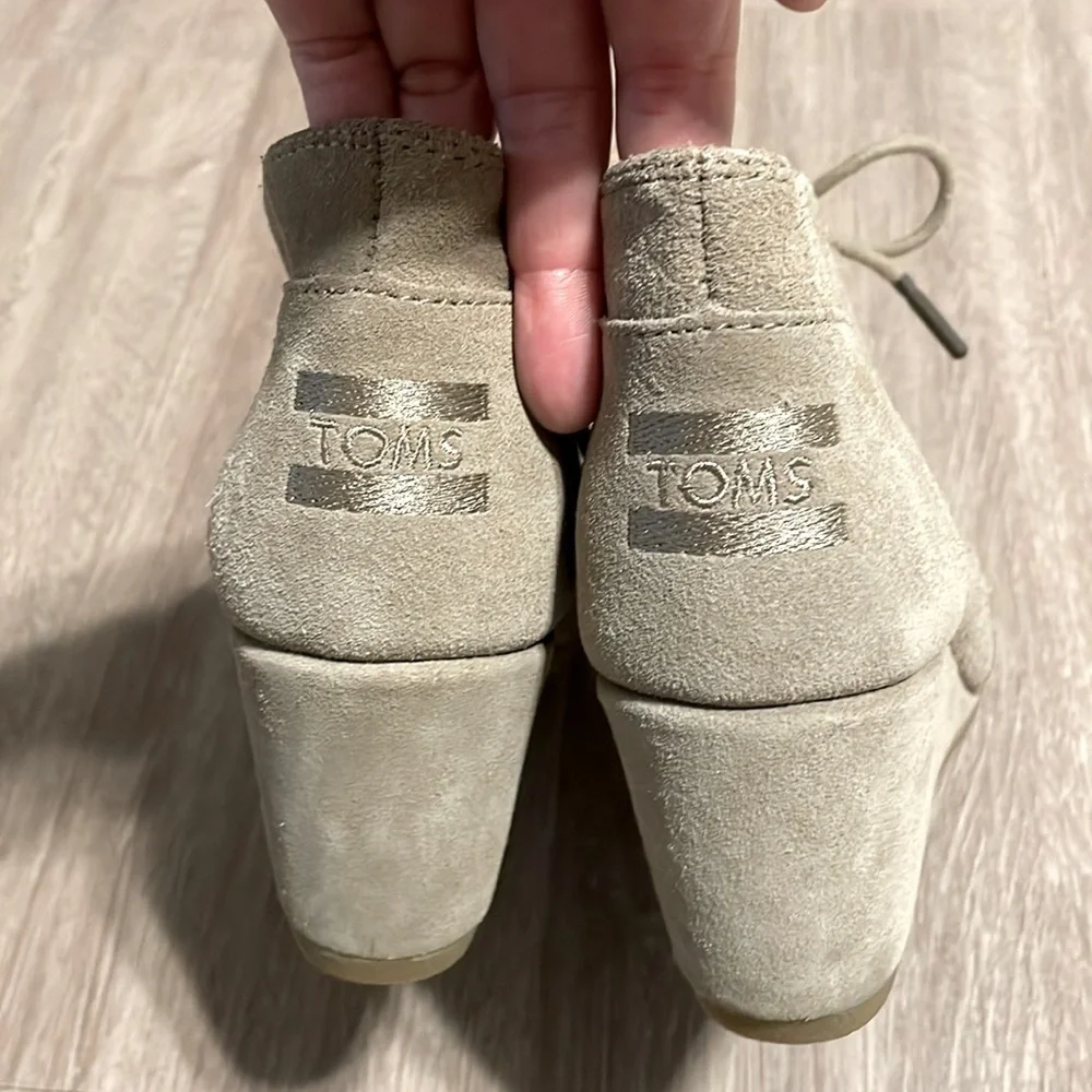 Tom’s Women’s Wedge Ankle Booties Size 6.5 Desert Sands Tan Suede Lace Up